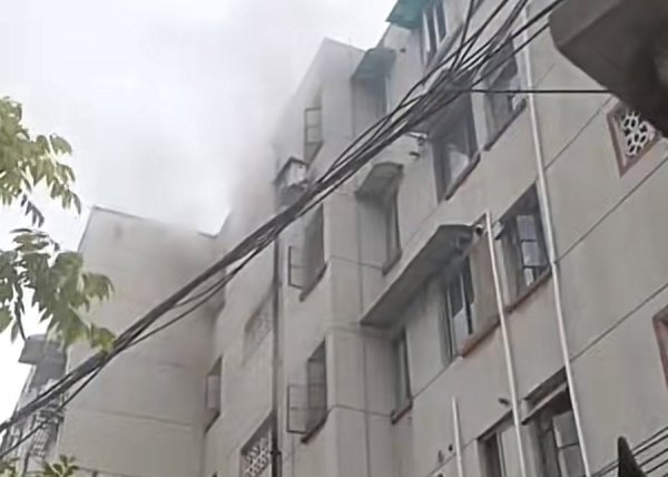 长胜配资 ​内江路一小区底楼居民家中起火 消防迅速到场幸无人员伤亡