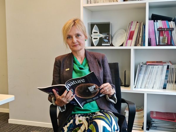 君盈配资 独家专访《自然》首位女掌门：不接受AI作者投稿，被拒稿仍是好研究